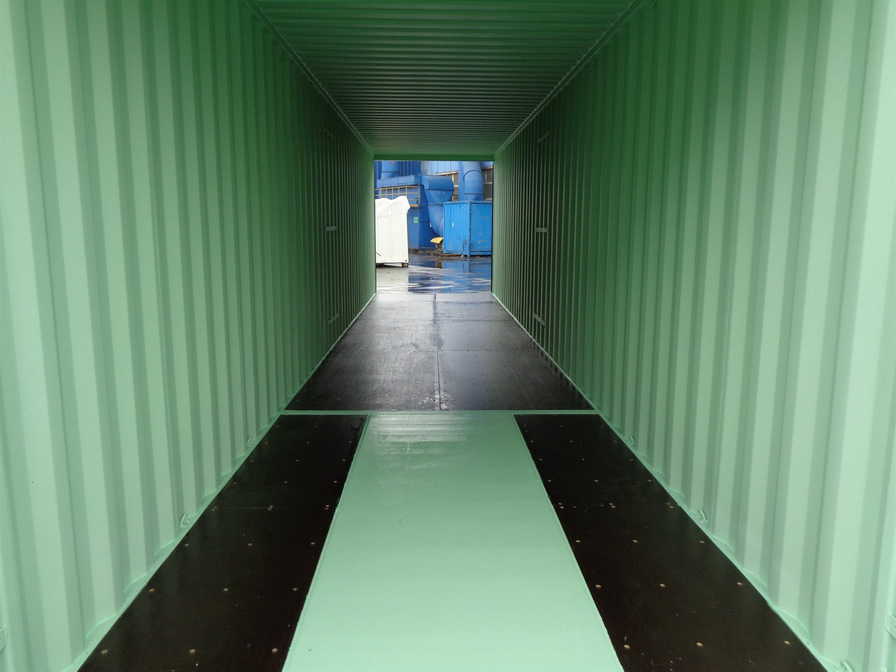 Container with doors on each end open 40
