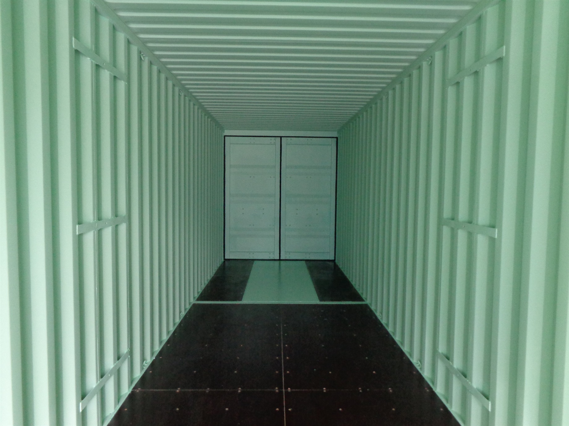 Container with doors on each end open one side 40 inside